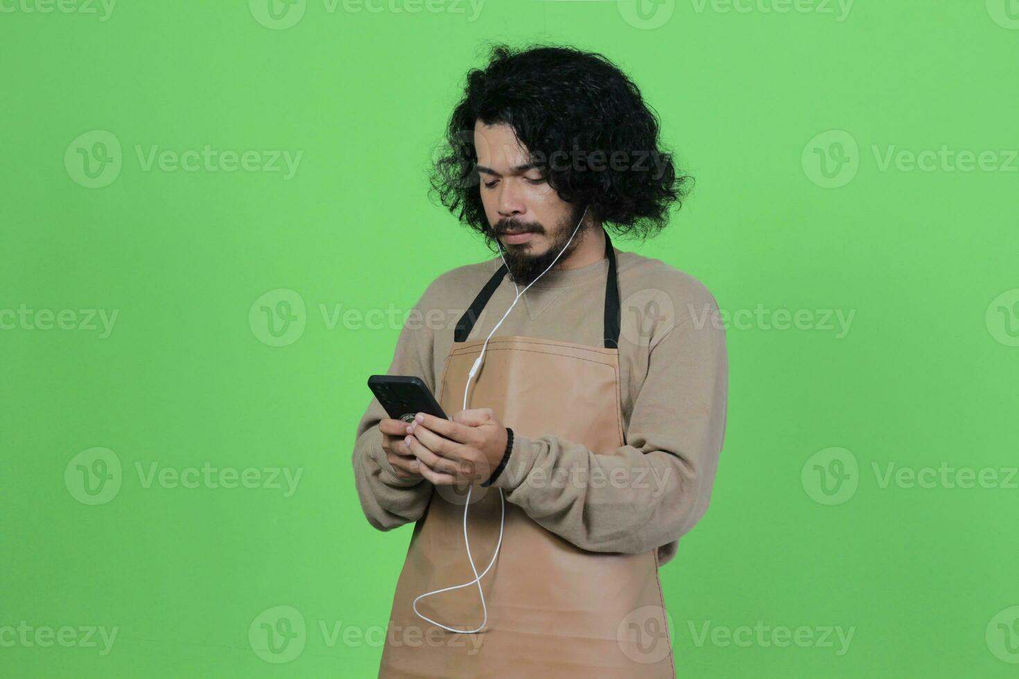 asiatisch männlich Kaffee Geschäft Barmann posiert und Ausdrücke foto