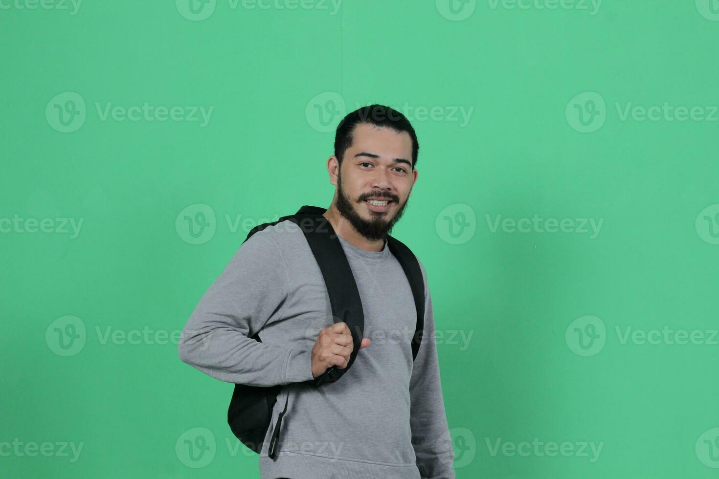 bärtig asiatisch Schüler Ausdruck mit Rucksack foto