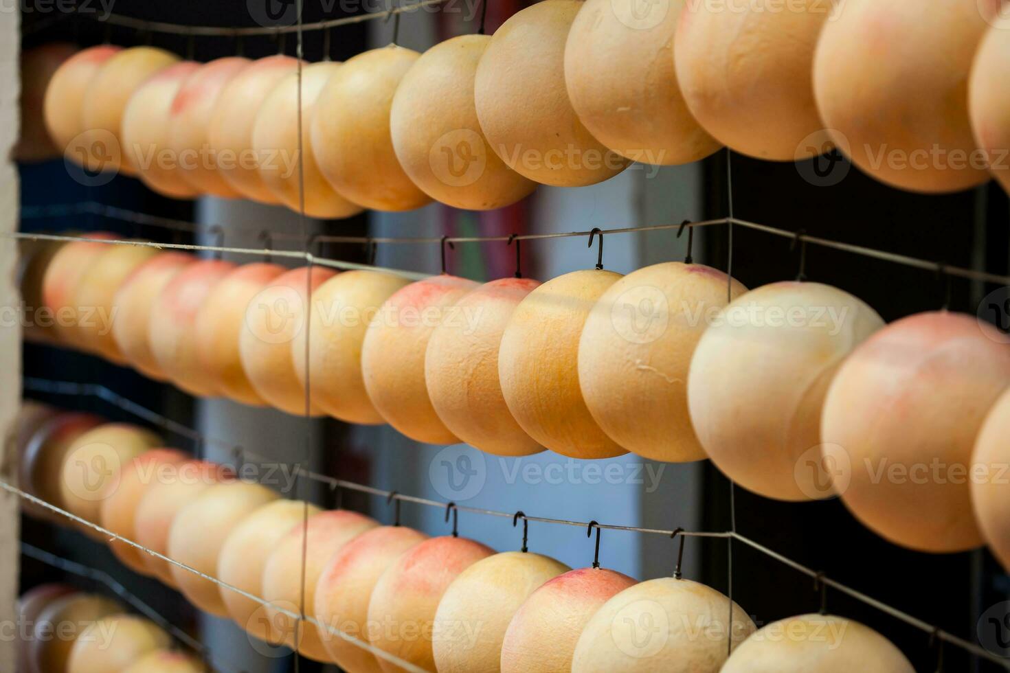 traditionell Fabriken und Shops von Fußball Bälle beim das schön klein Stadt, Dorf von mongui im Kolumbien foto