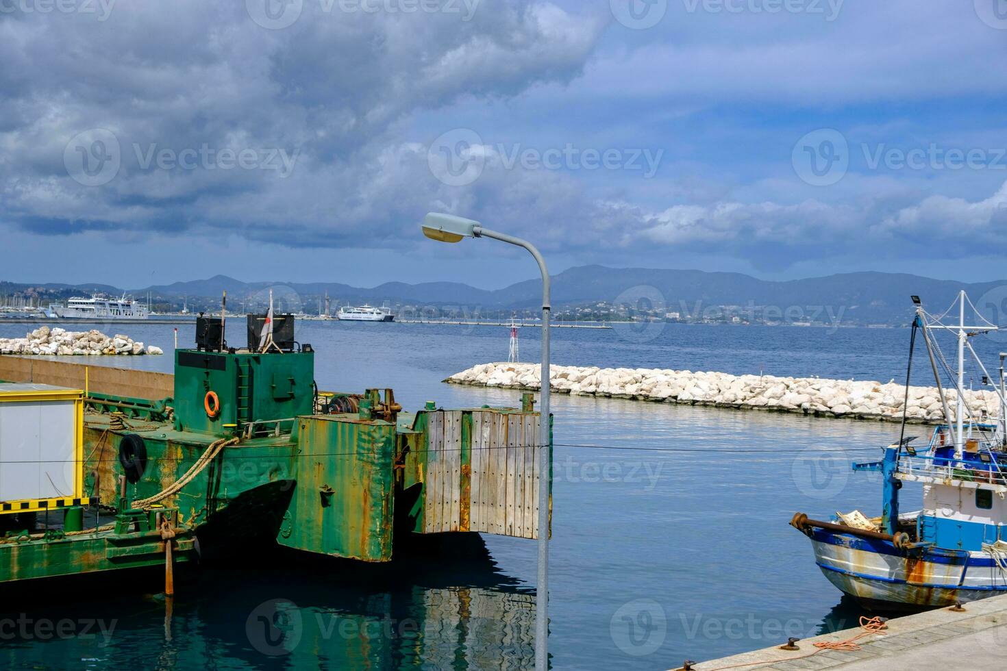 Schlepper Boot und Angeln Boot im das alt Hafen von Korfu Stadt, Dorf im Korfu, Griechenland foto