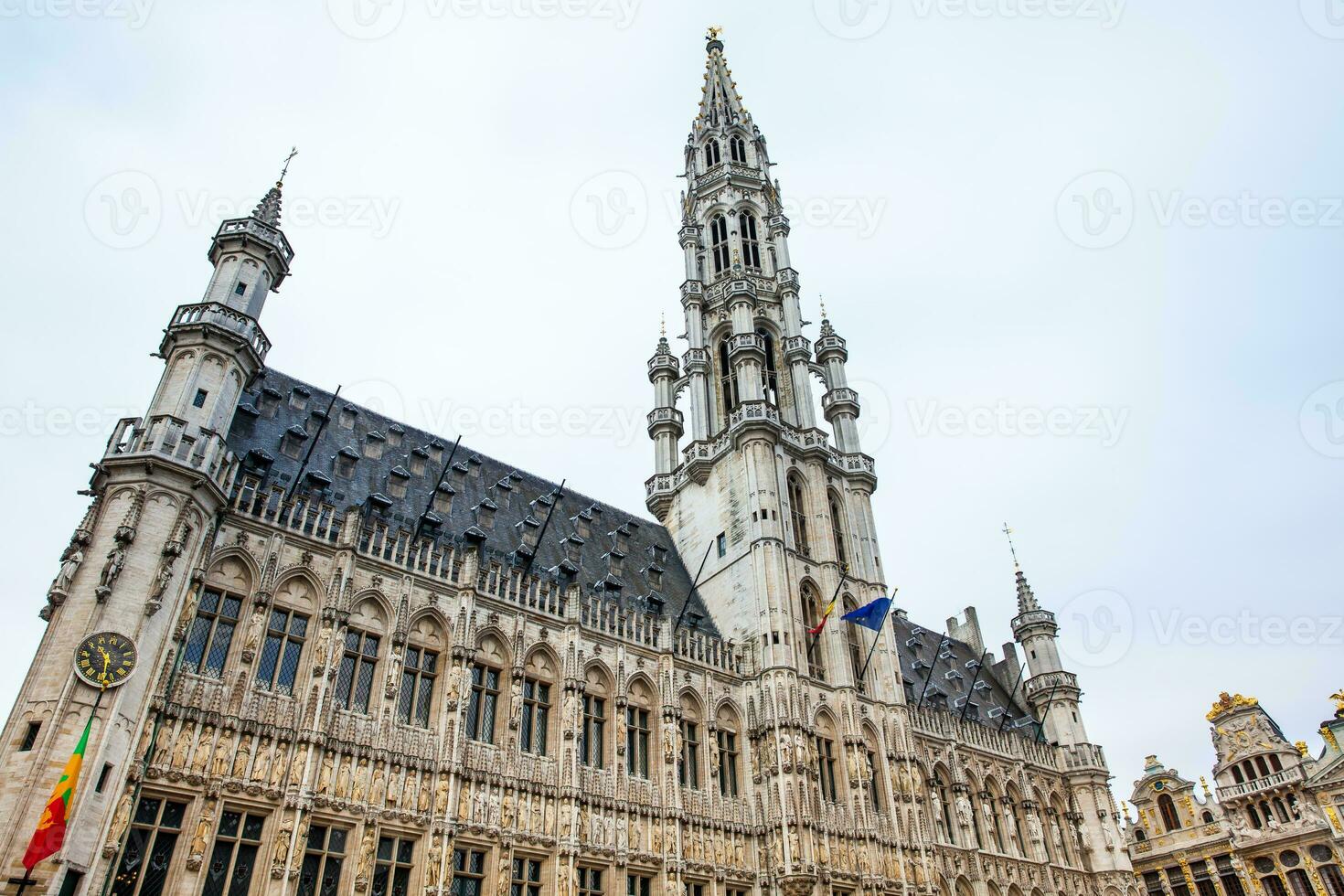 Fassade von das historisch Brüssel Stadt, Dorf Halle Gebäude gelegen auf das berühmt großartig Platz gebaut im das 15 .. Jahrhundert foto