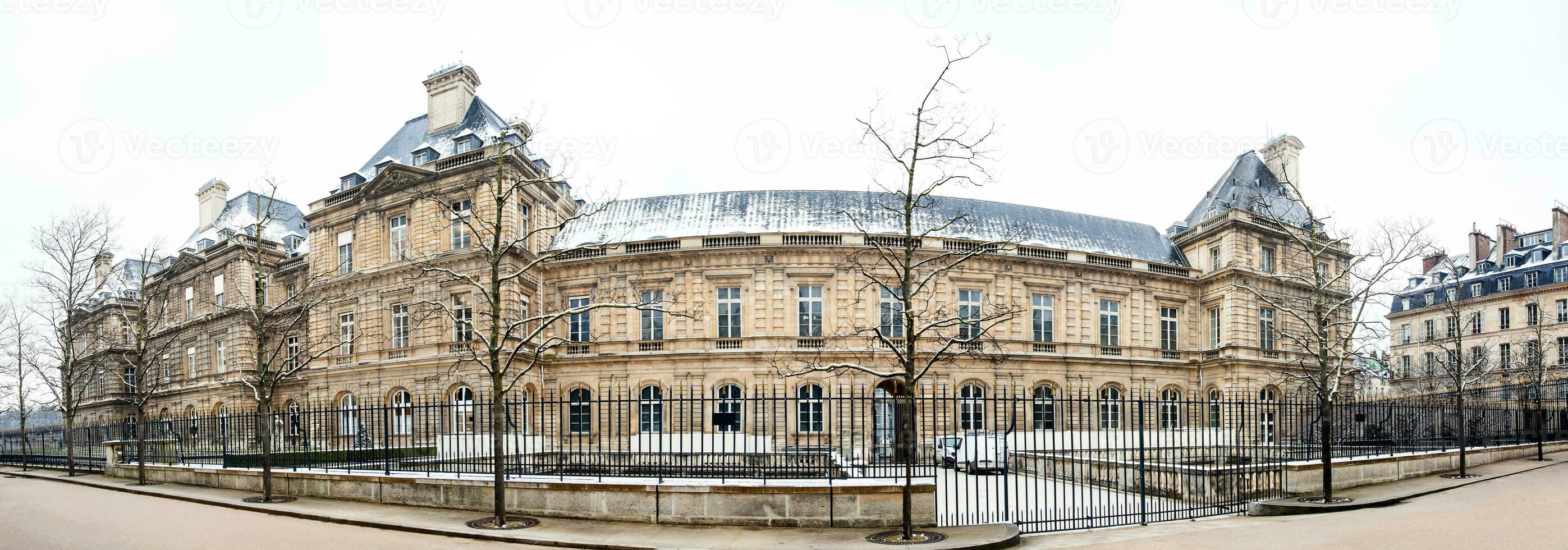 Fassade von das Luxemburg Palast im ein Einfrieren Winter Tag Tag gerade Vor Frühling foto