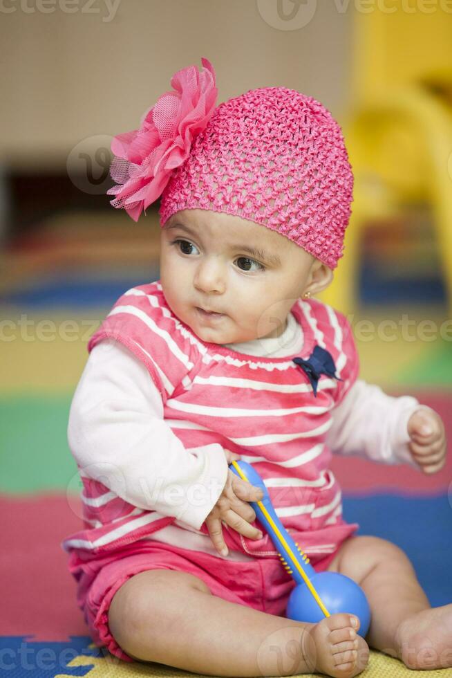 Süss wenig Baby Mädchen Lernen zu abspielen Instrumente. foto