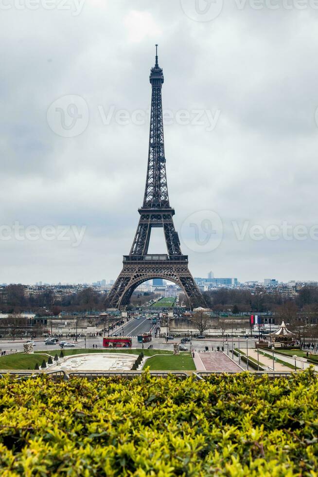 das berühmt Tour Eiffel beim das Ende von Winter foto