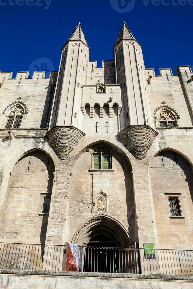 Detail von das Fassade von das historisch päpstlich Palast einer von das größte gotisch Gebäude im Europa beim Avignon Frankreich gebaut auf das dreizehnte Jahrhundert foto