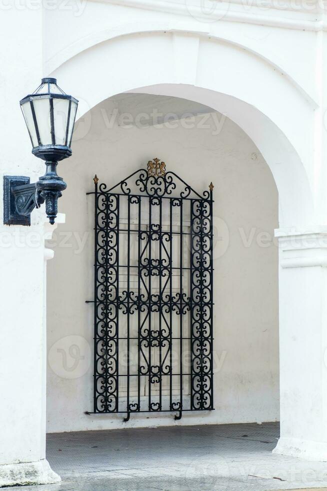 Antiquität Straße Laterne und Fenster Gitter im Cartagena de Indien foto