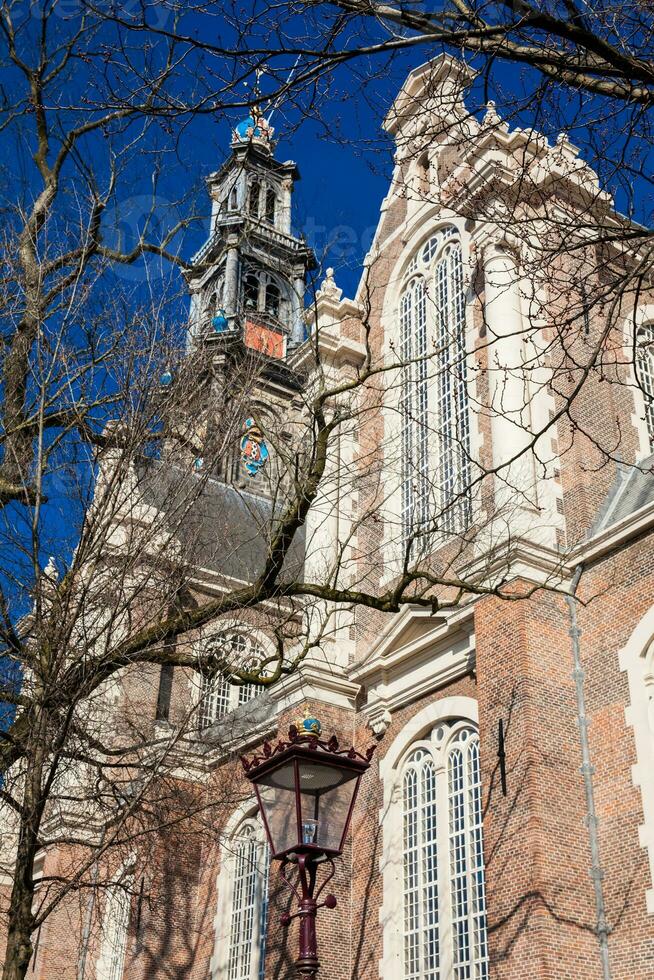 Fassade von das historisch Niederländisch evangelisch Western Kirche gelegen beim das alt zentral Kreis im Amsterdam foto