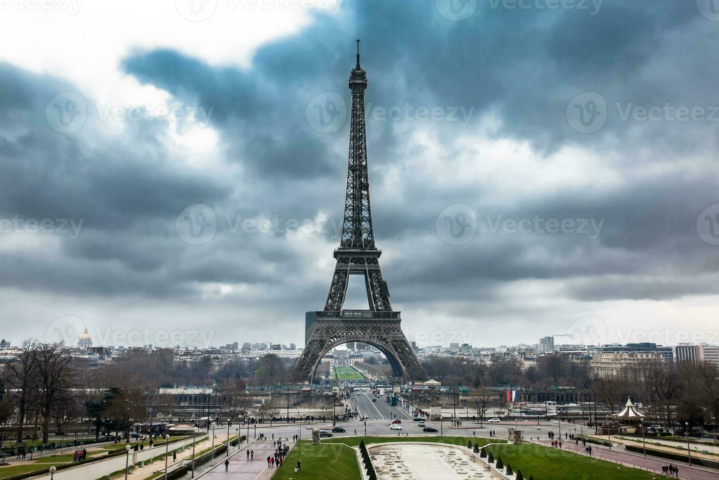 das berühmt Tour Eiffel beim das Ende von Winter unter Sturm Wolken foto