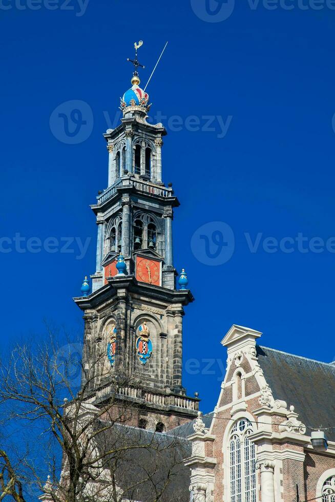 Glocke Turm von das historisch Niederländisch evangelisch Western Kirche gelegen beim das alt zentral Kreis im Amsterdam foto