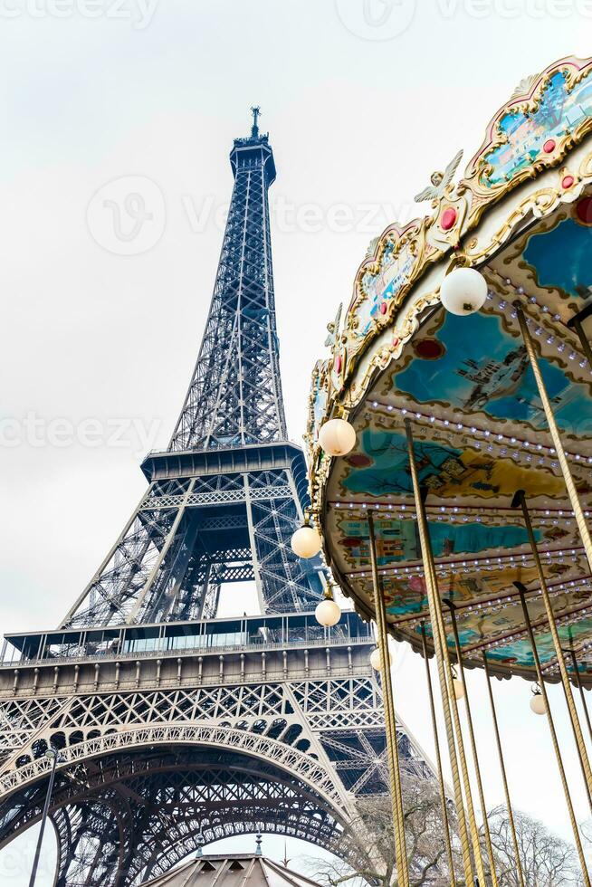 Karussell und das Tour Eiffel beim das Ende von Winter foto