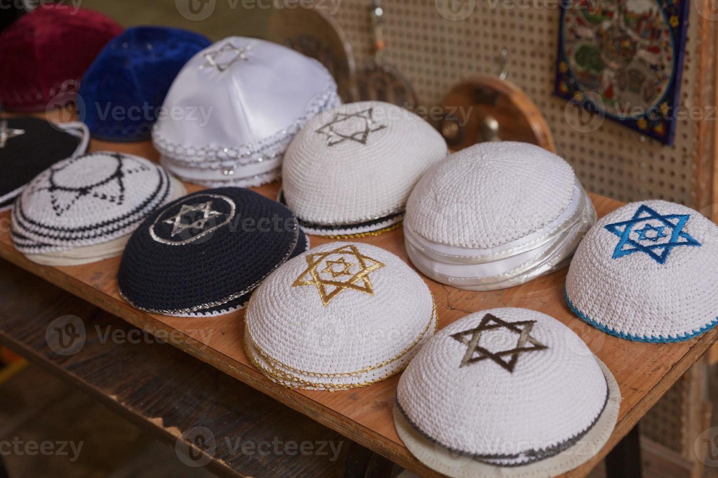 schönes Design und Sammlung von Gebetshüten namens Kippah oder Kipa oder Yarmulke foto