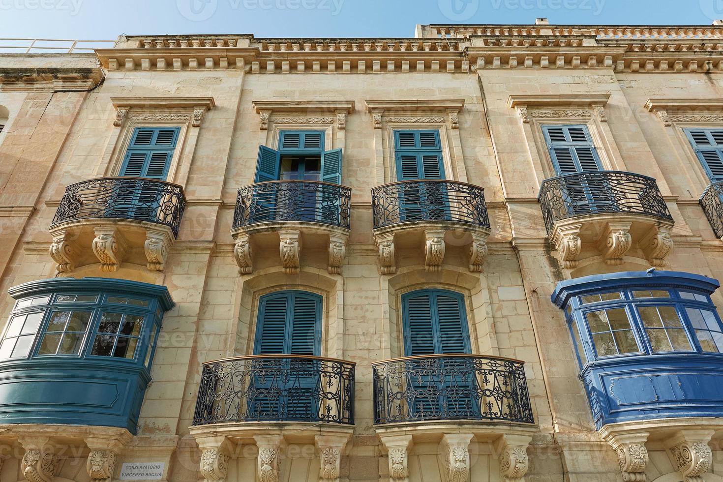 typische und traditionelle farbenfrohe Architektur und Häuser in Valletta in Malta foto