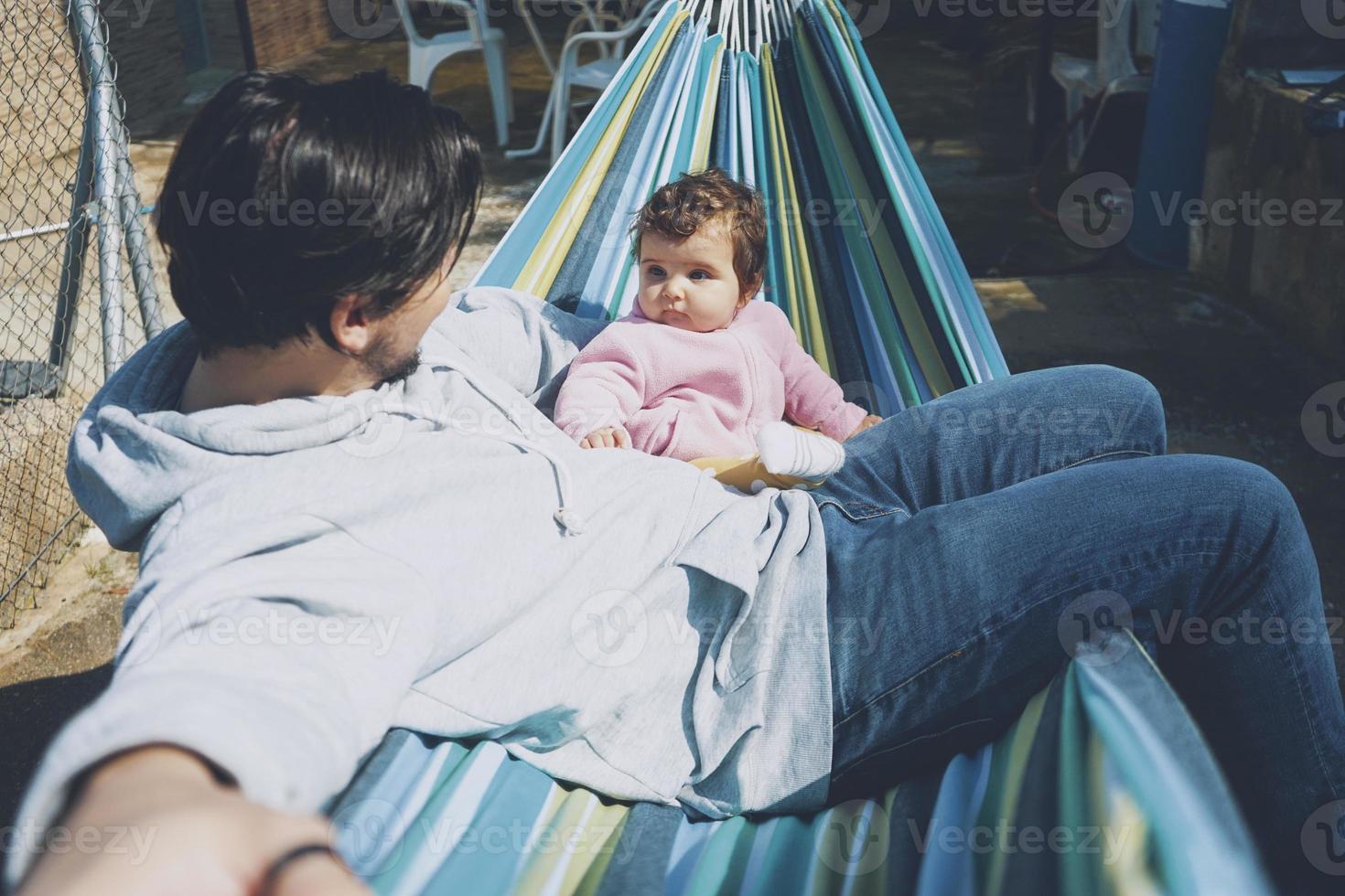 kleines Baby, das einen sonnigen Tag in den Ferien mit Papa genießt foto