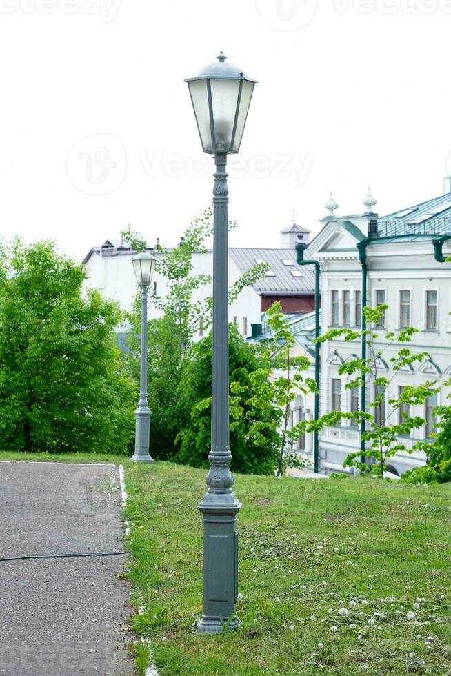 Vertikale Rahmen Antiquität Straße Lampe im das Park im Sommer- foto