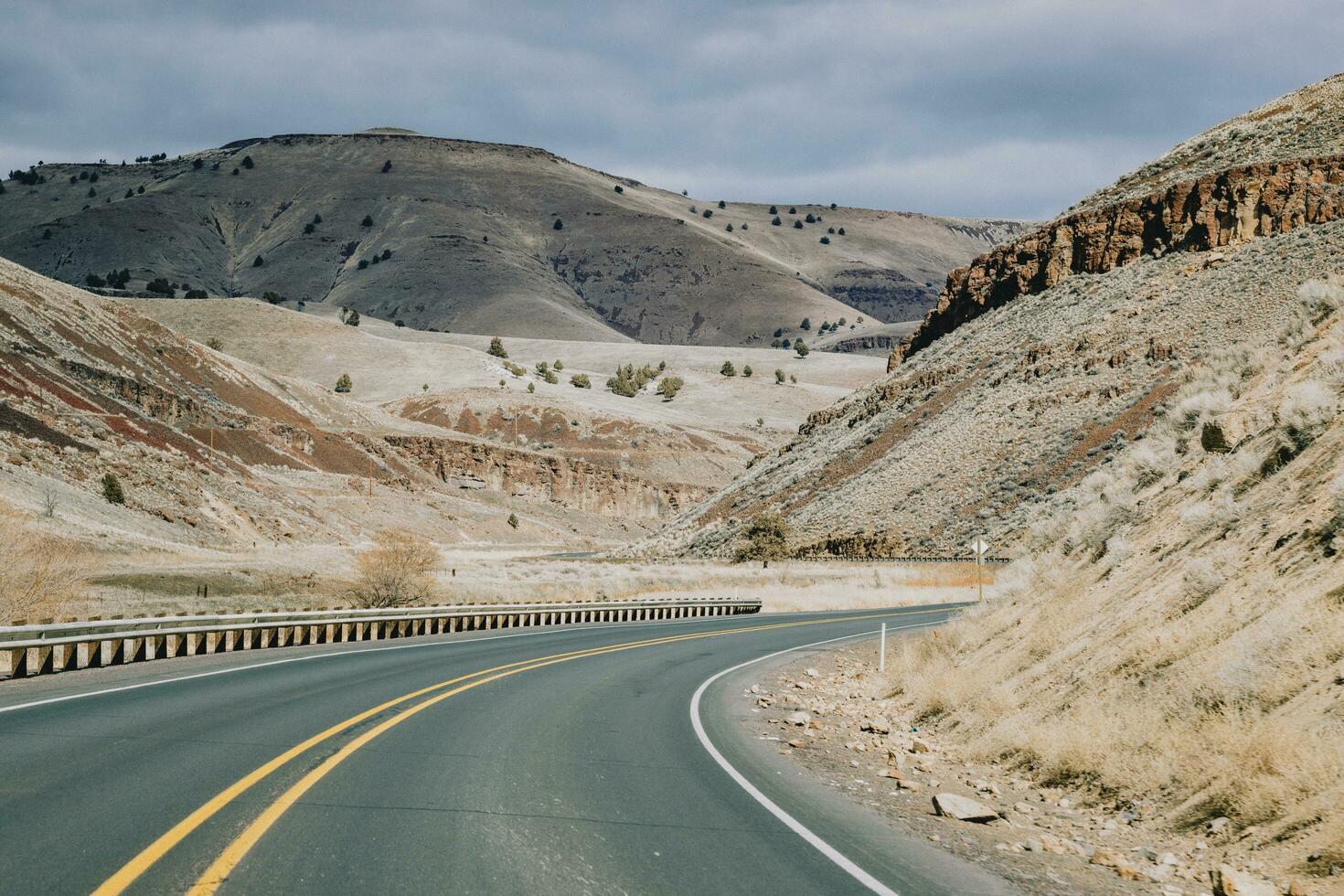 Straße im östlichen Oregon gehen durch das Schlucht foto