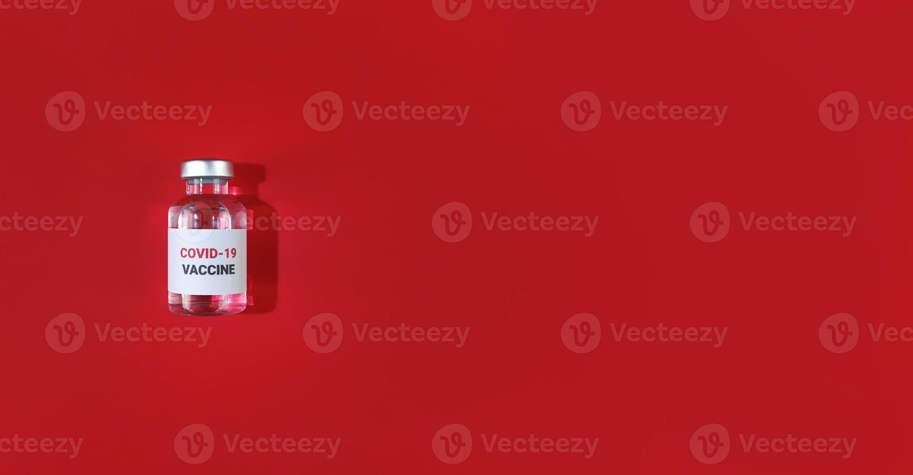 Fläschchen mit covid19-Impfstoff auf rotem Hintergrund medizinische Wohnung lag mit Kopierraum foto