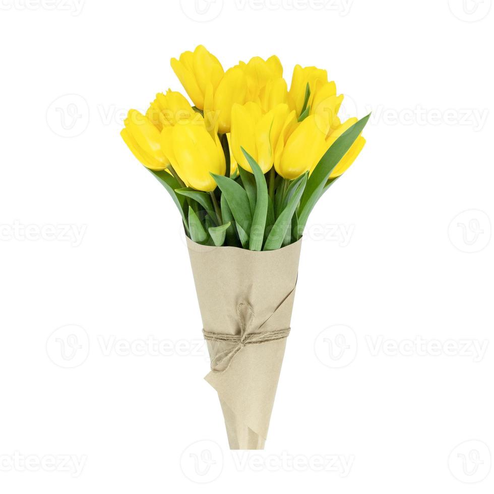 Blumenstrauß der gelben Tulpen eingewickelt in Bastelpapier lokalisiert auf weißem Hintergrund foto