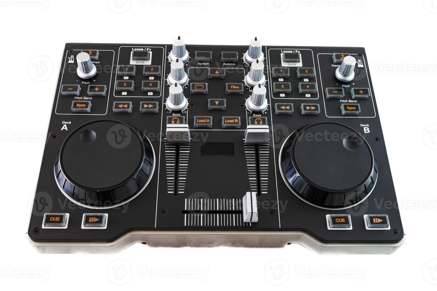 tragbarer DJ-Steuermischer auf weißem Hintergrund foto