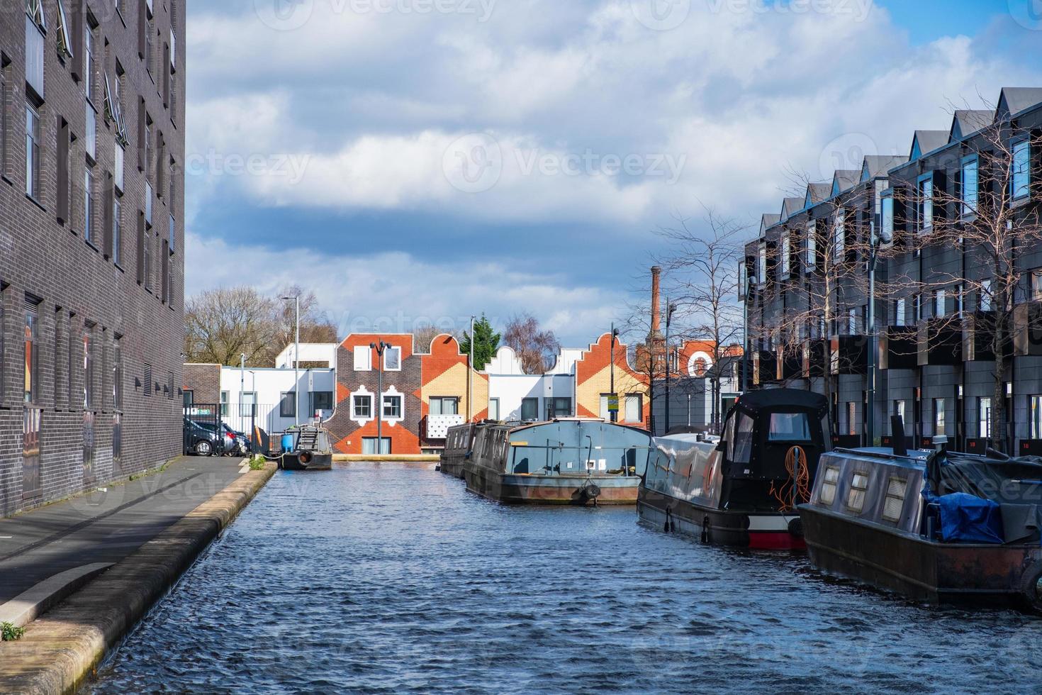 Boote festgemacht in einem Kanal in New Islington neu entwickeltem Gebiet in Manchester foto