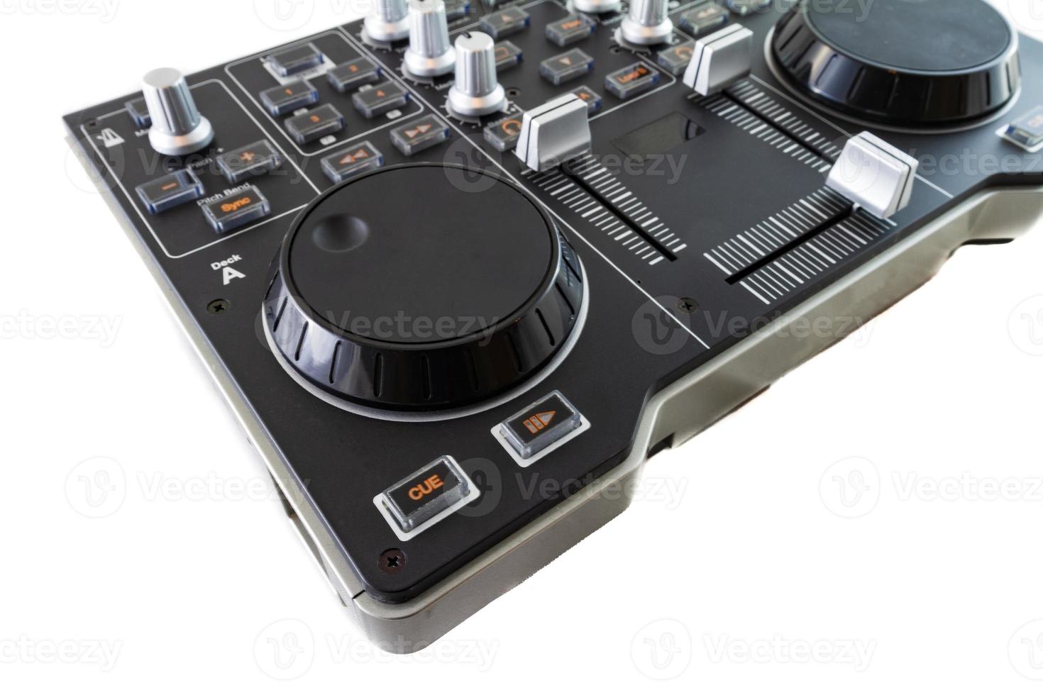 tragbarer DJ-Steuermischer auf weißem Hintergrund foto