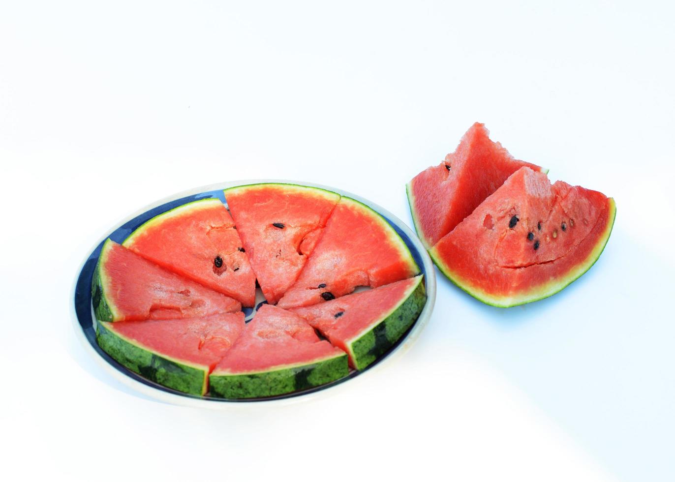Wassermelonenfrüchte auf weißem Hintergrund geschnitten foto