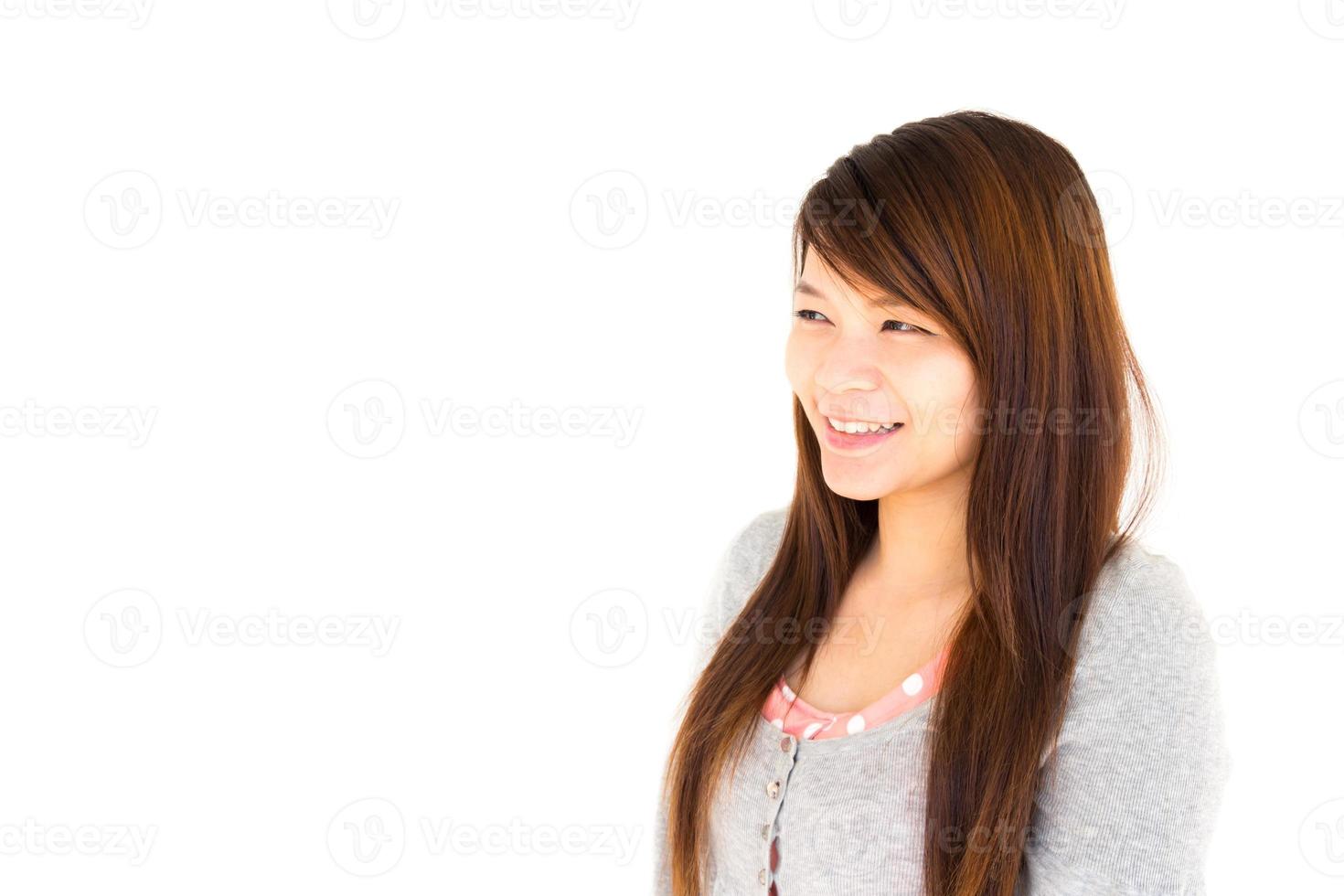 Die thailändische Frau sucht und denkt nach etwas auf weißem Hintergrund foto