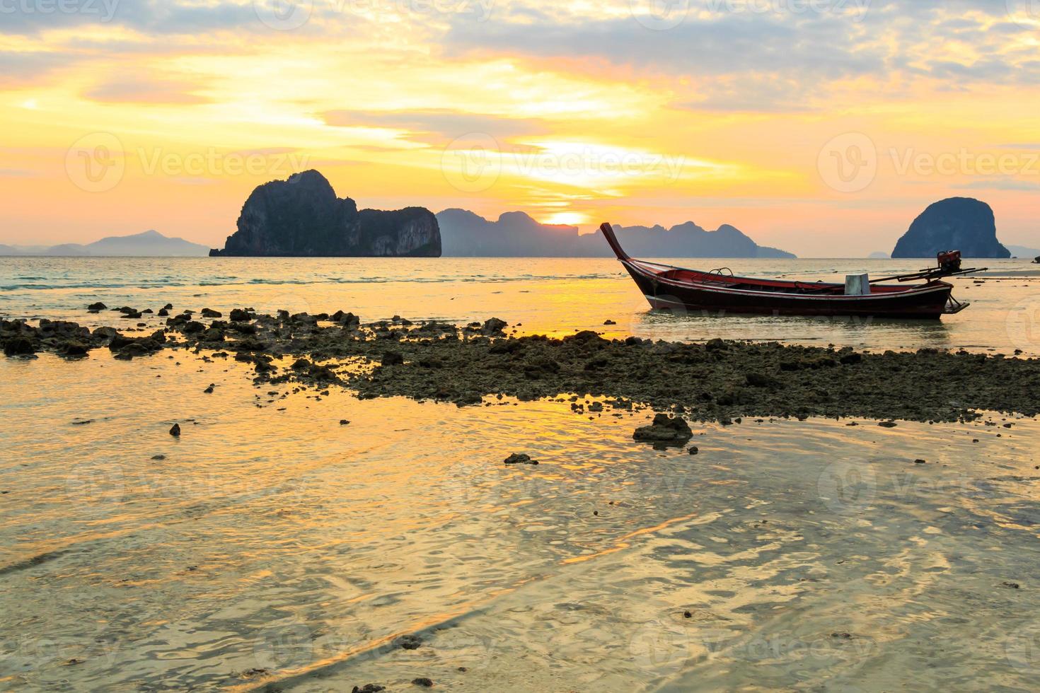 einheimisches Boot am Strand und Sonnenaufgang am Morgen in Trang Thailand foto