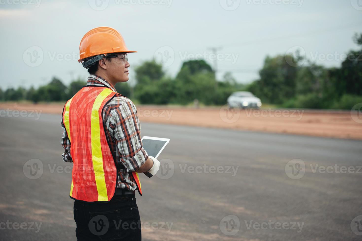Bauingenieur, der die Arbeiten auf der Baustelle überwacht foto