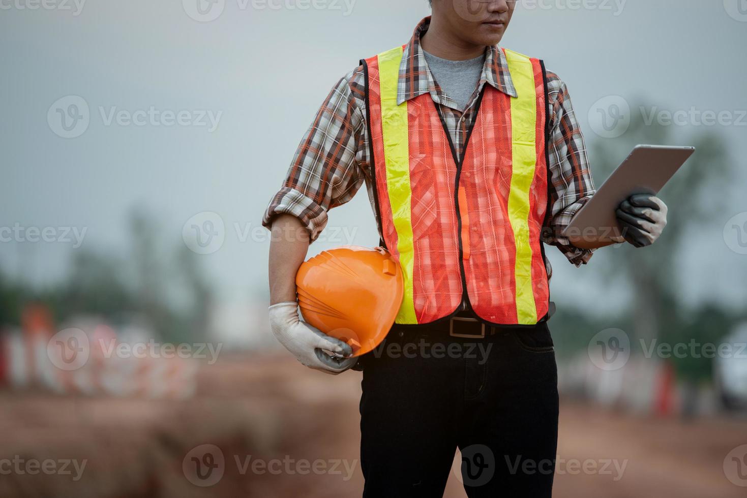 Bauingenieur, der die Arbeiten auf der Baustelle überwacht foto