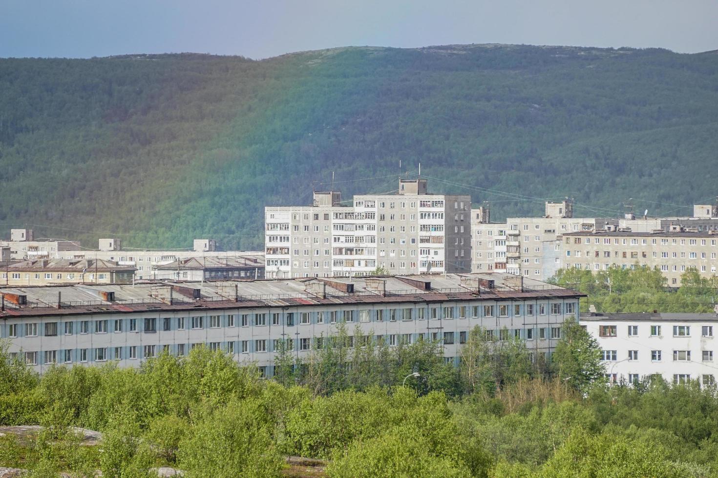 Regenbogen auf dem Hintergrund der Stadtlandschaft foto