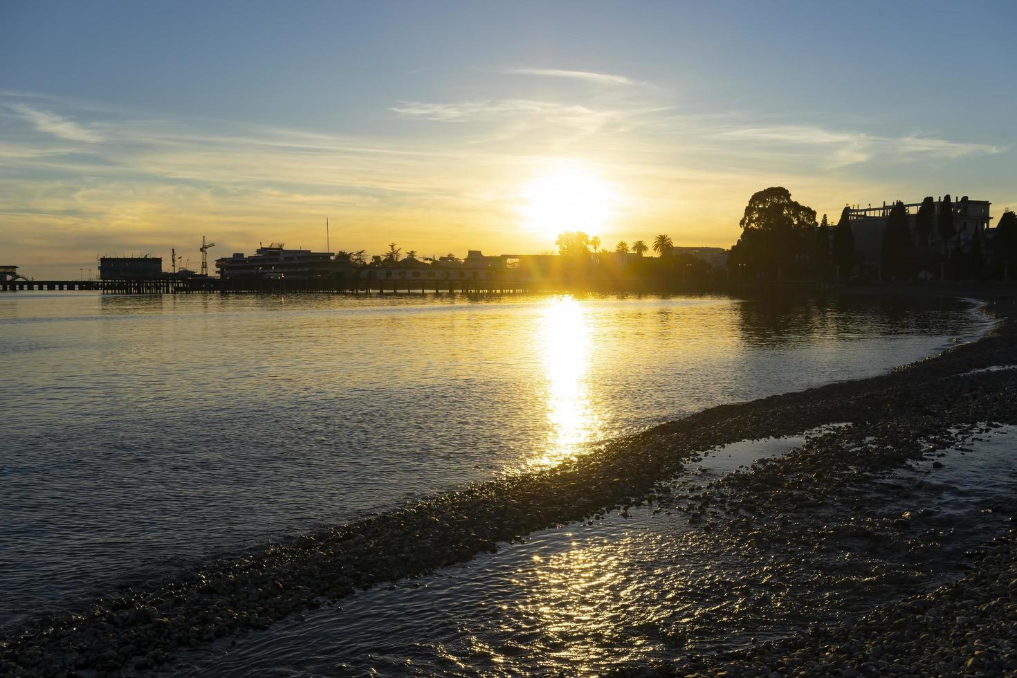 Sonnenuntergang über der Küste von Sukhumi Abkhazia foto