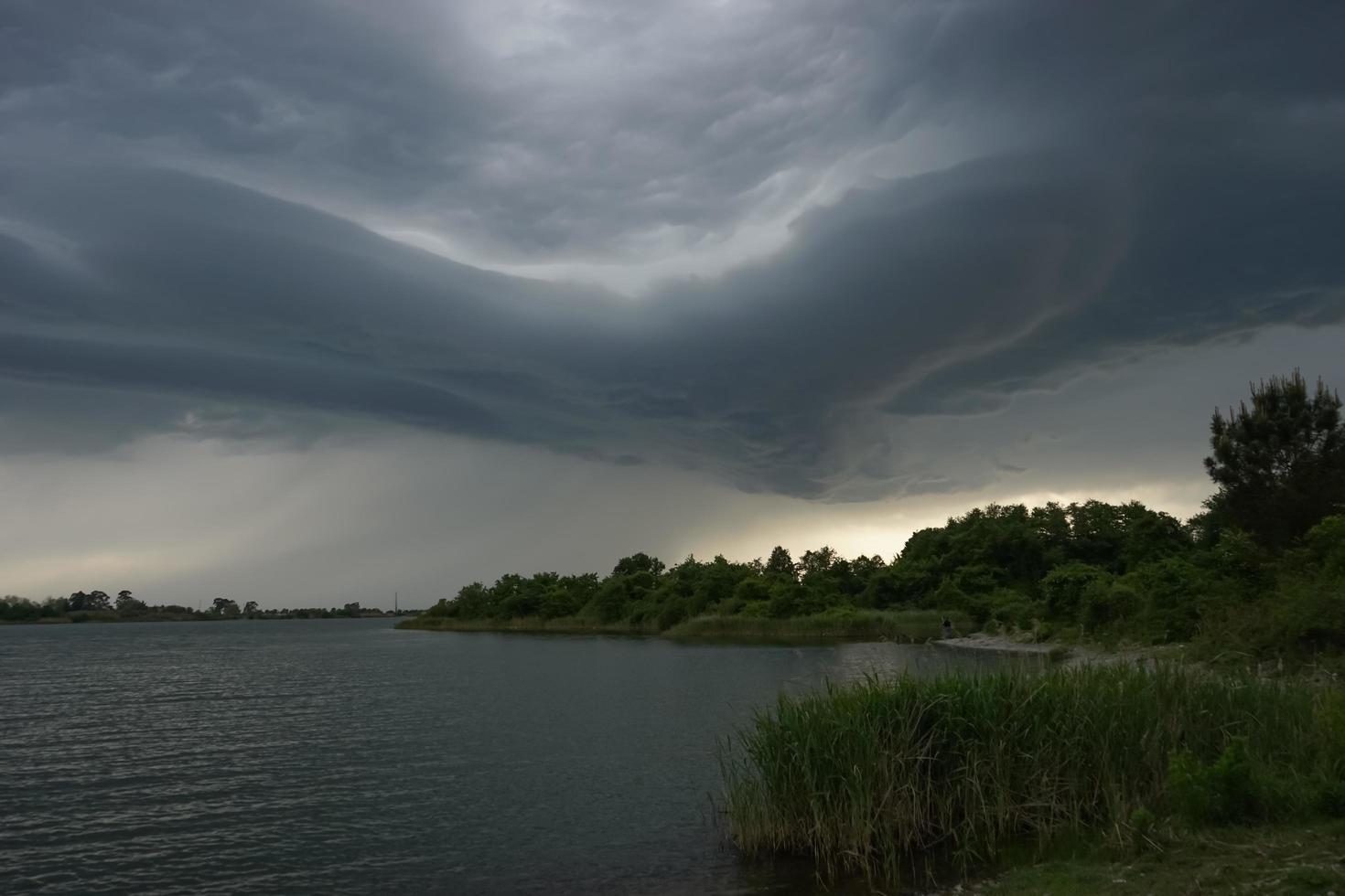 dramatische Landschaft mit Gewitterwolken über dem See foto