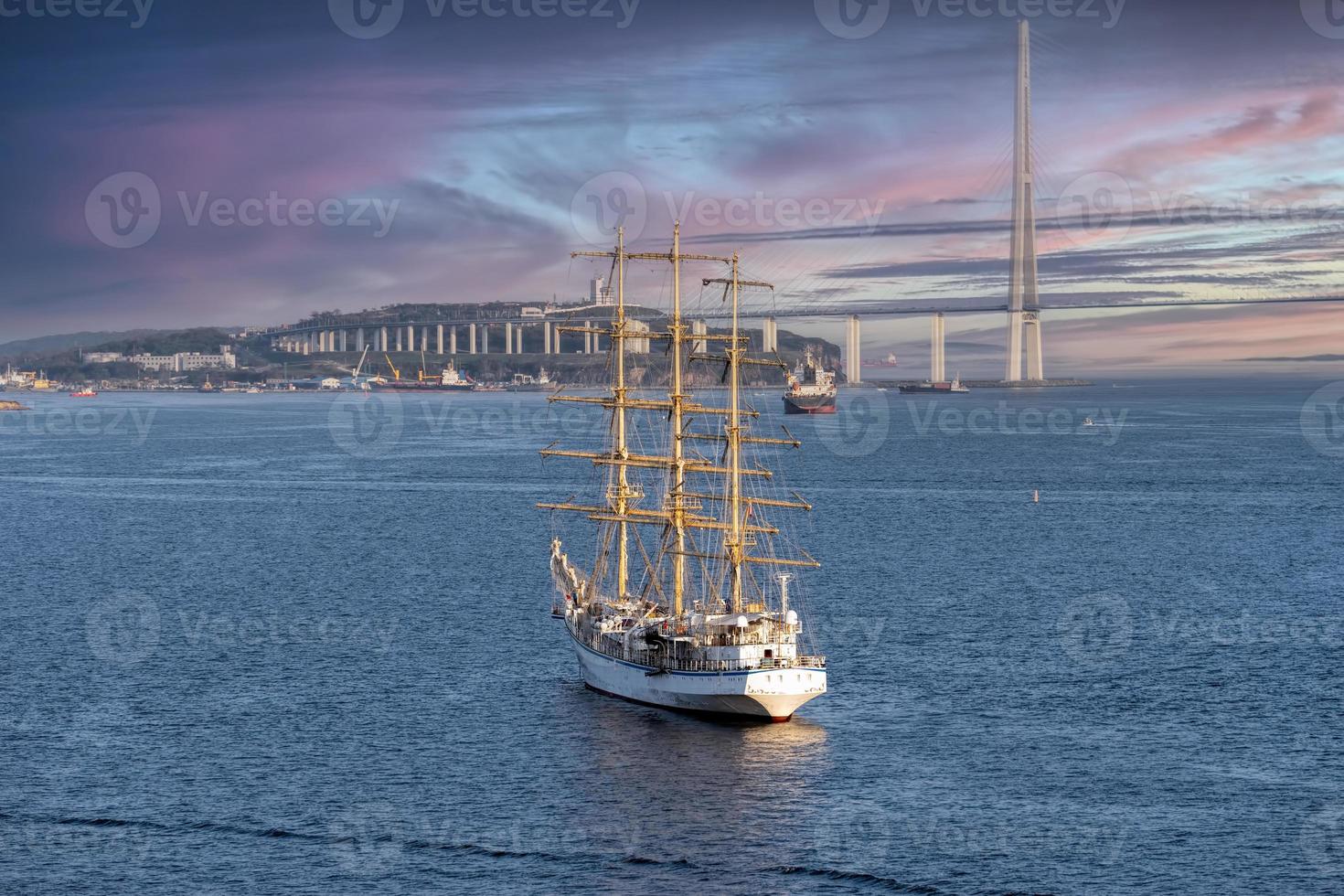 Seelandschaft mit einem schönen Segelboot foto