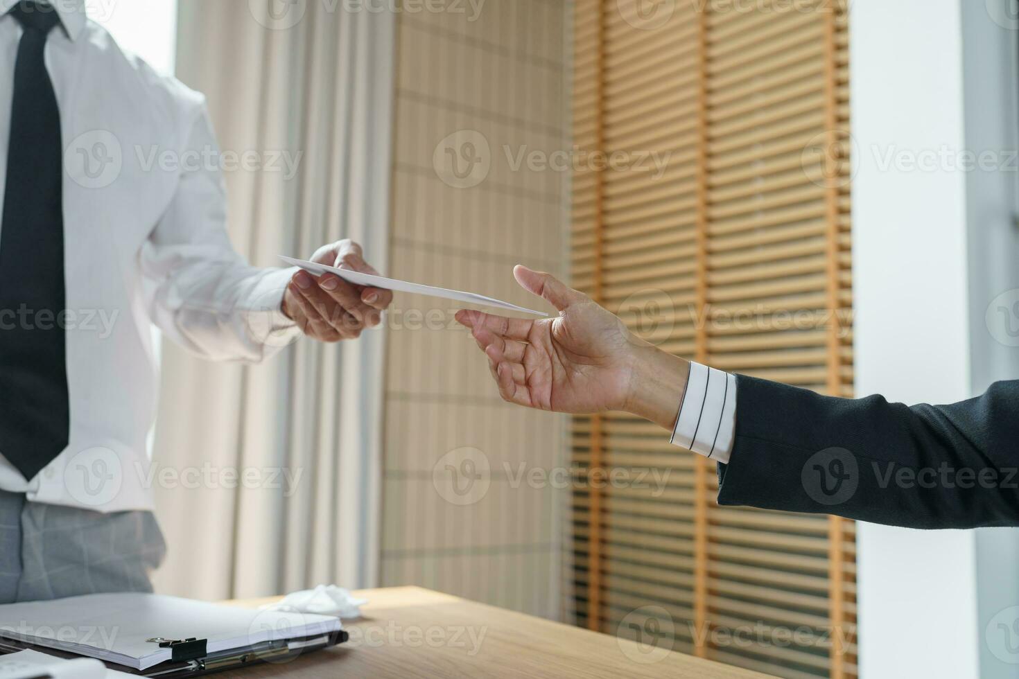 Verlassen Job Geschäft Mann Senden Rücktritt Brief und Verpackung Zeug zurücktreten drücken oder Tragen Geschäft Karton Box im Büro. Veränderung von Job oder gefeuert von Unternehmen. foto