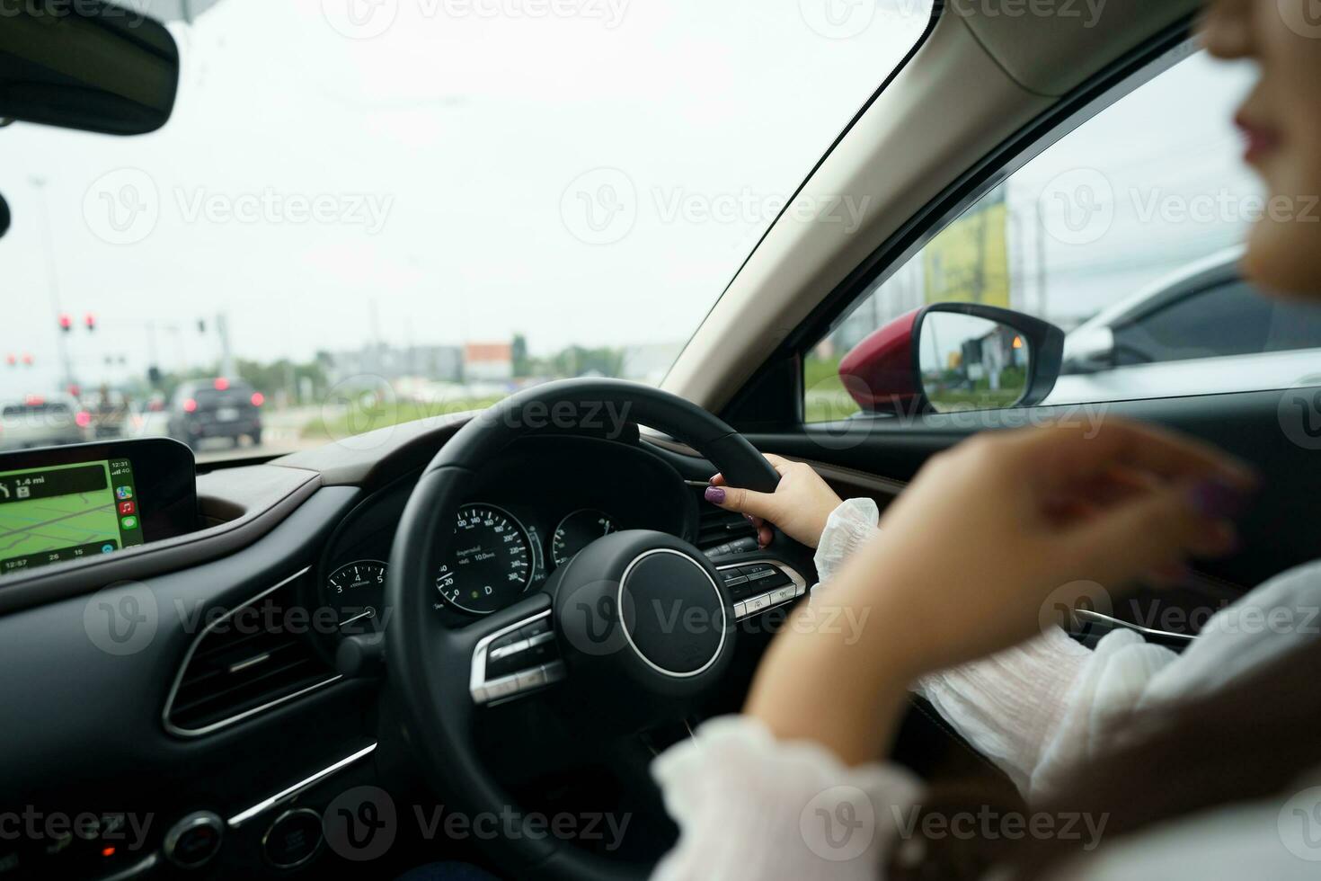 Frau Fahren Wagen. Mädchen Gefühl glücklich zu Fahrt halten Lenkung Rad und suchen auf Straße foto