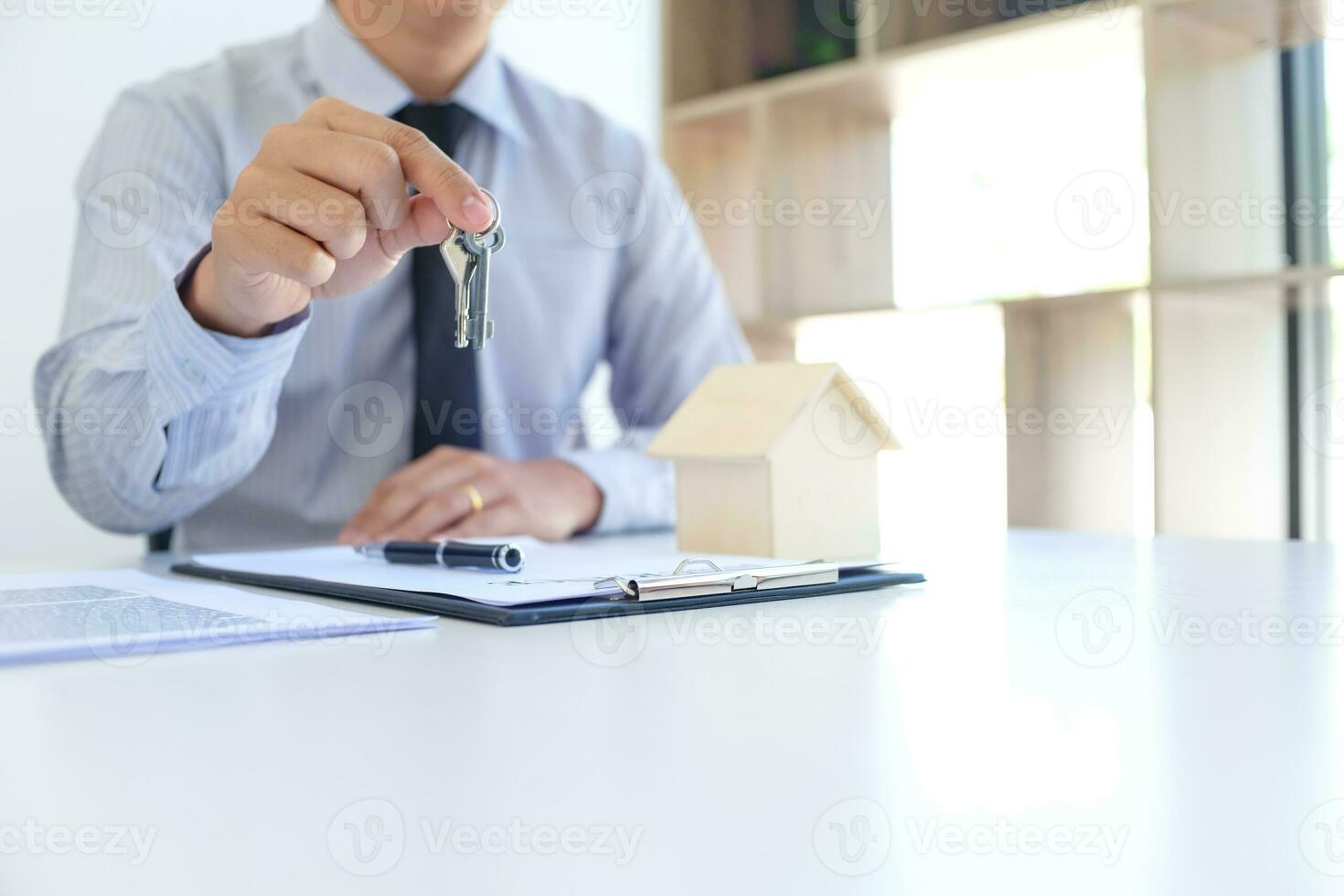 Der Umsatz Manager geben Rat Anwendung bilden dokumentieren, in Anbetracht Hypothek Darlehen Angebot zum Auto und Haus Versicherung. foto