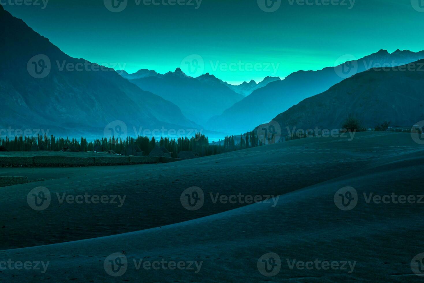 schön Wüste und Sand Landschaft mit atemberaubend Berg Hintergrund auf Blau und Grün Himmel. foto