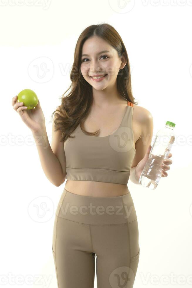 ziemlich asiatisch Frau mit Apfel und Wasser auf Weiß Hintergrund. foto