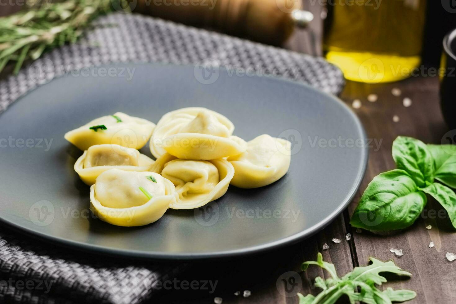 Ravioli mit Basilico und Boden Pfeffer. Winter Rezepte zum das kalt Jahreszeit von Italienisch Küche, Vorderseite Aussicht foto