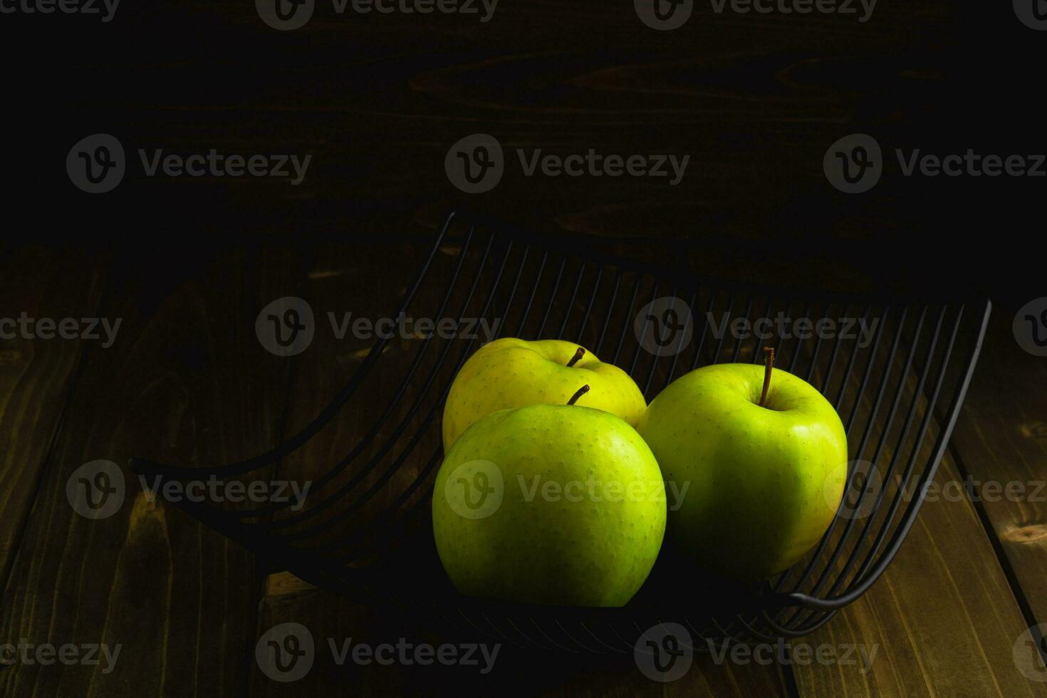 Schüssel mit Grün Äpfel auf dunkel hölzern Hintergrund foto