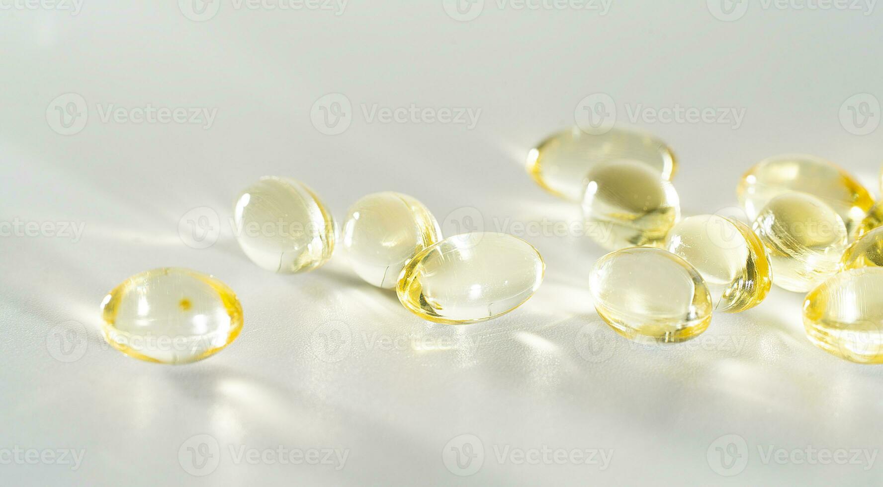 Vitamin d Gelb Ergänzung Gel Kapseln, Fisch Öl Omega 3 auf Weiß Hintergrund, Makro Schuss foto