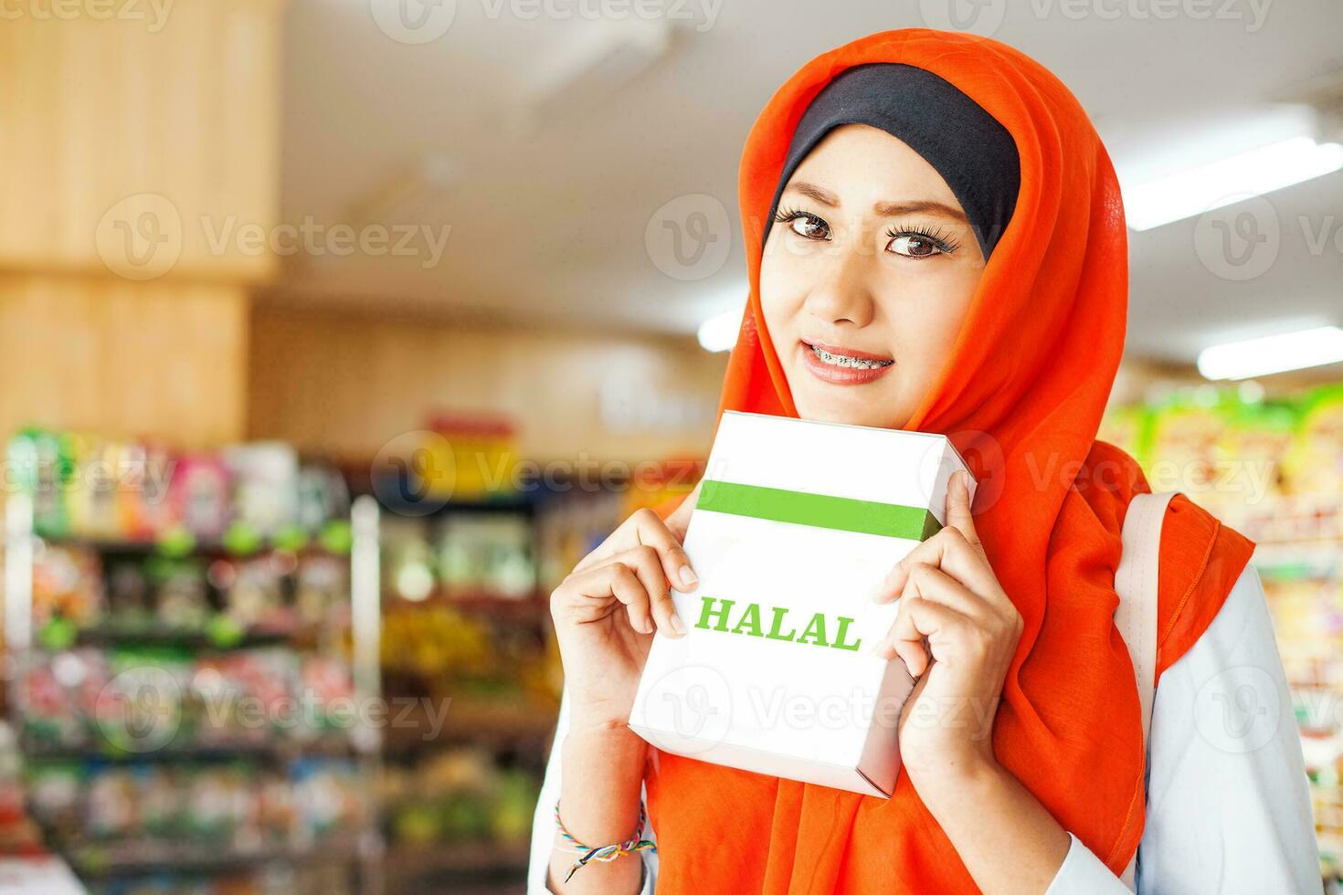 Muslim Frau Kauf halal Essen im ein Supermarkt foto