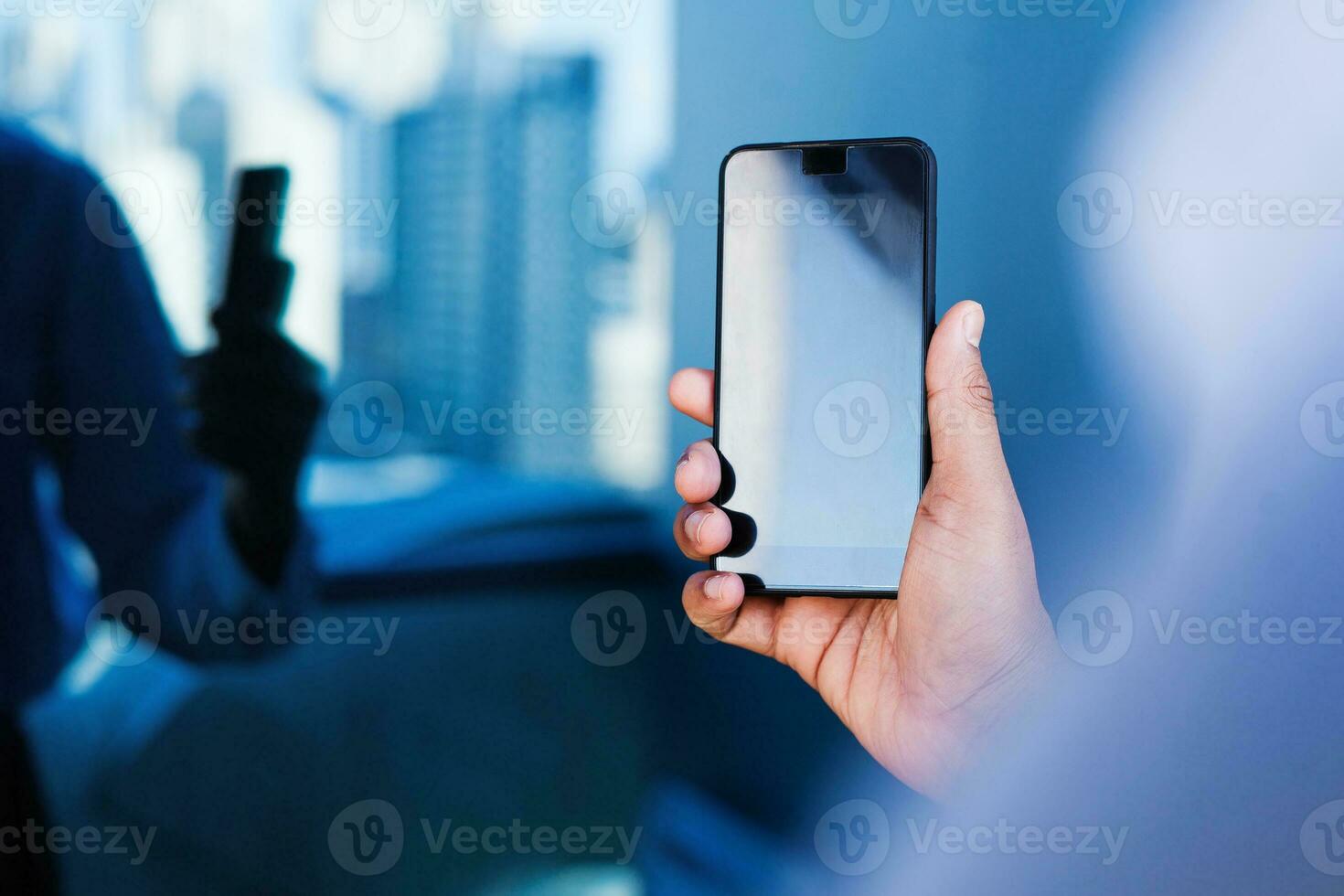 Hand von Geschäftsmann halten Telefon mit leeren Bildschirm. Netz Design Attrappe, Lehrmodell, Simulation Vorlage foto