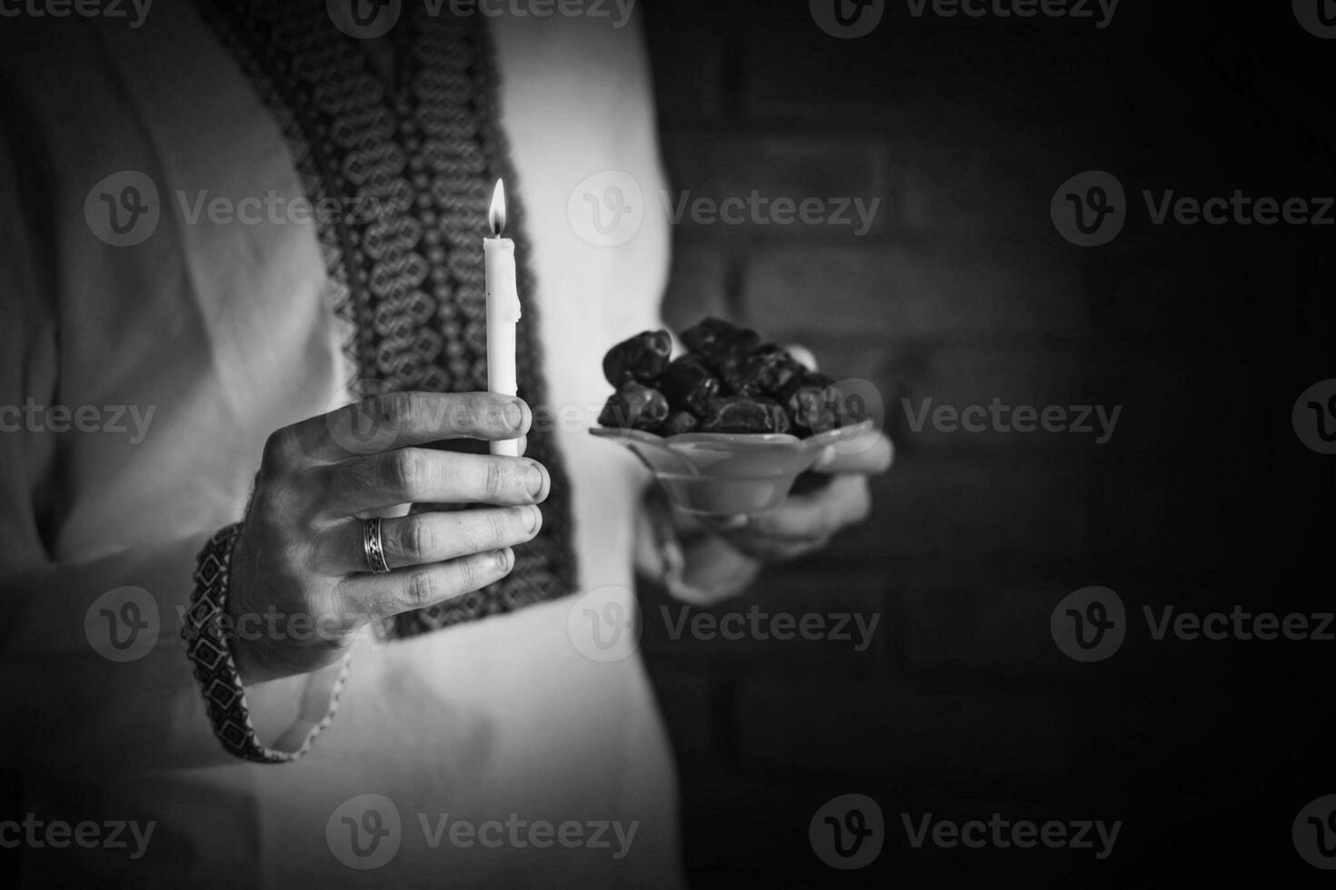 Mann halten traditionell Ramadan Essen beim Nacht foto