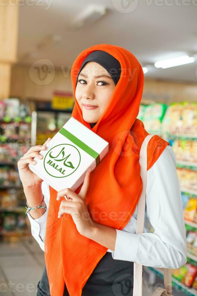 Muslim Frau Kauf halal Essen im ein Supermarkt foto