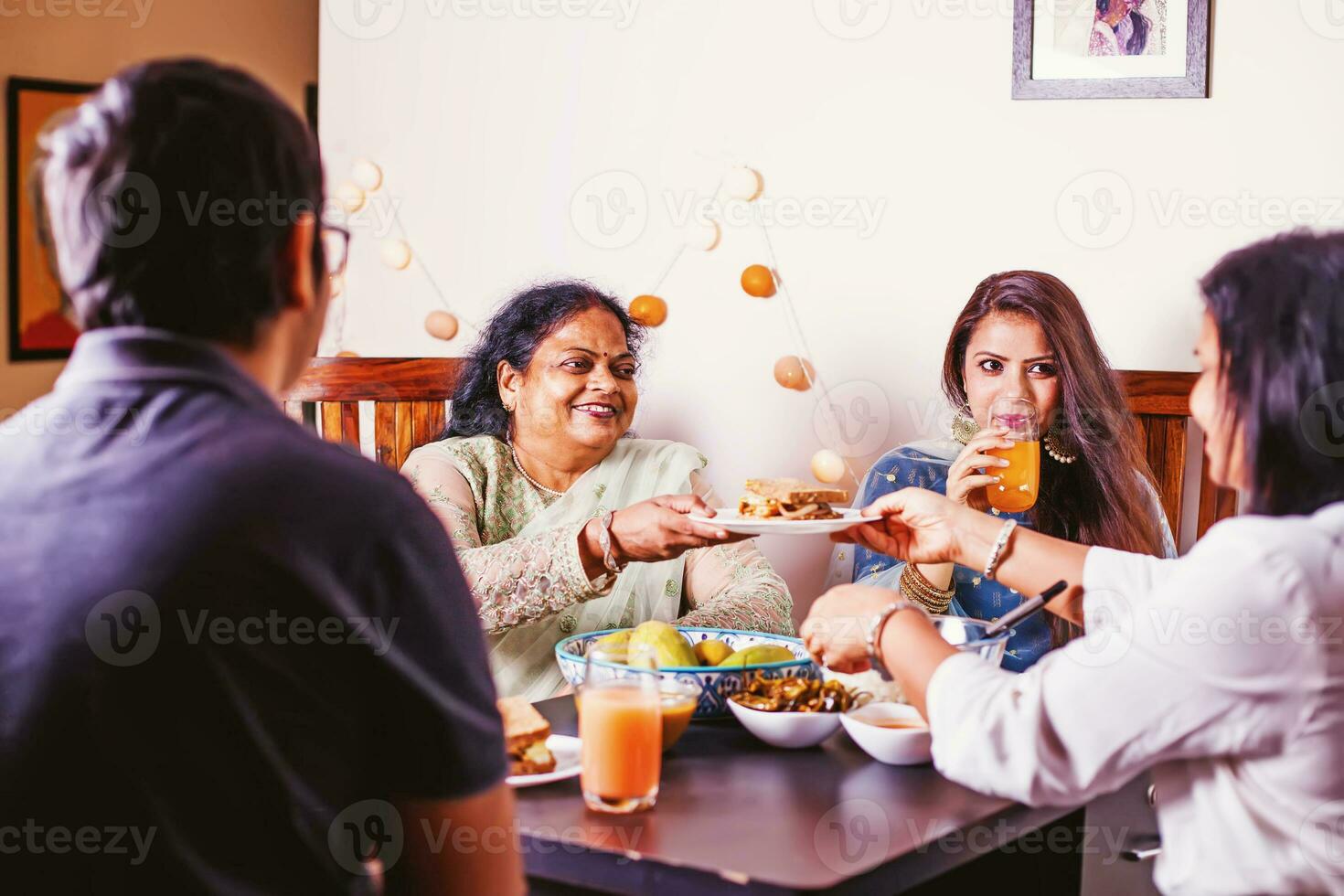 glücklich indisch Familie Essen festlich Abendessen zusammen foto