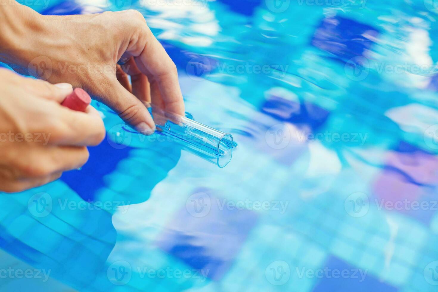 Analysieren von ein Wasser von Schwimmen Schwimmbad, nehmen Wasser Stichprobe zu ein Flasche foto