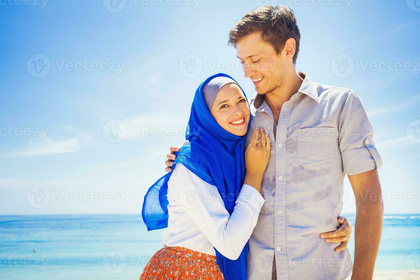 glücklich Muslim Paar auf ein Strand foto