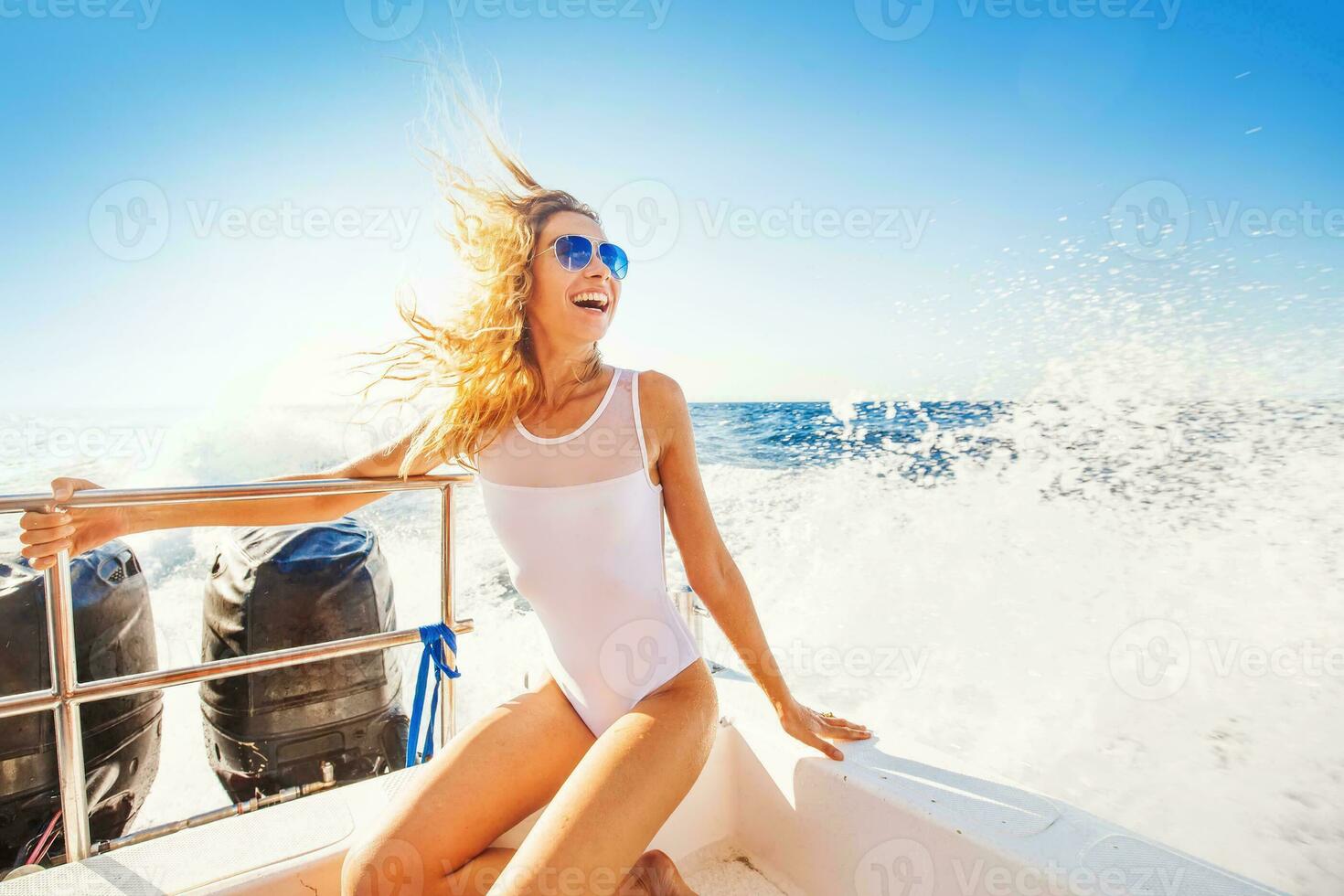 zurück Aussicht von ein Frau Segeln ein Boot im ein Paradies Insel foto