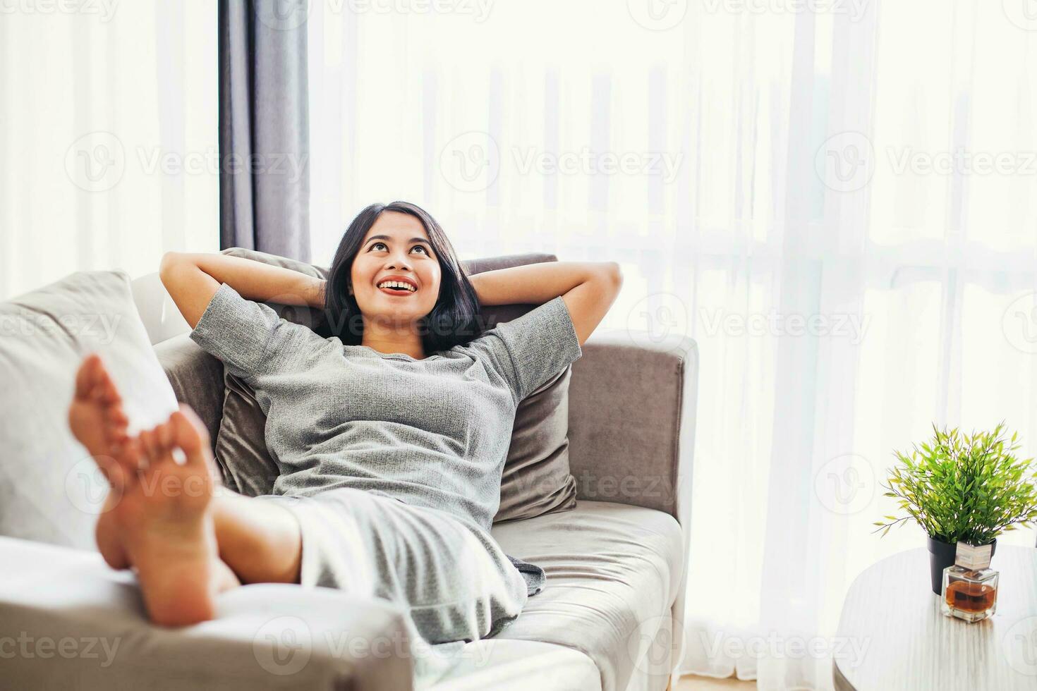 asiatisch Frau auf das Couch foto